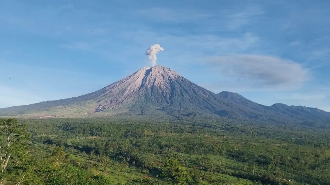 Aktivitas vulkanik Semeru kembali meningkat, kolom abu capai 1,2 kilometer