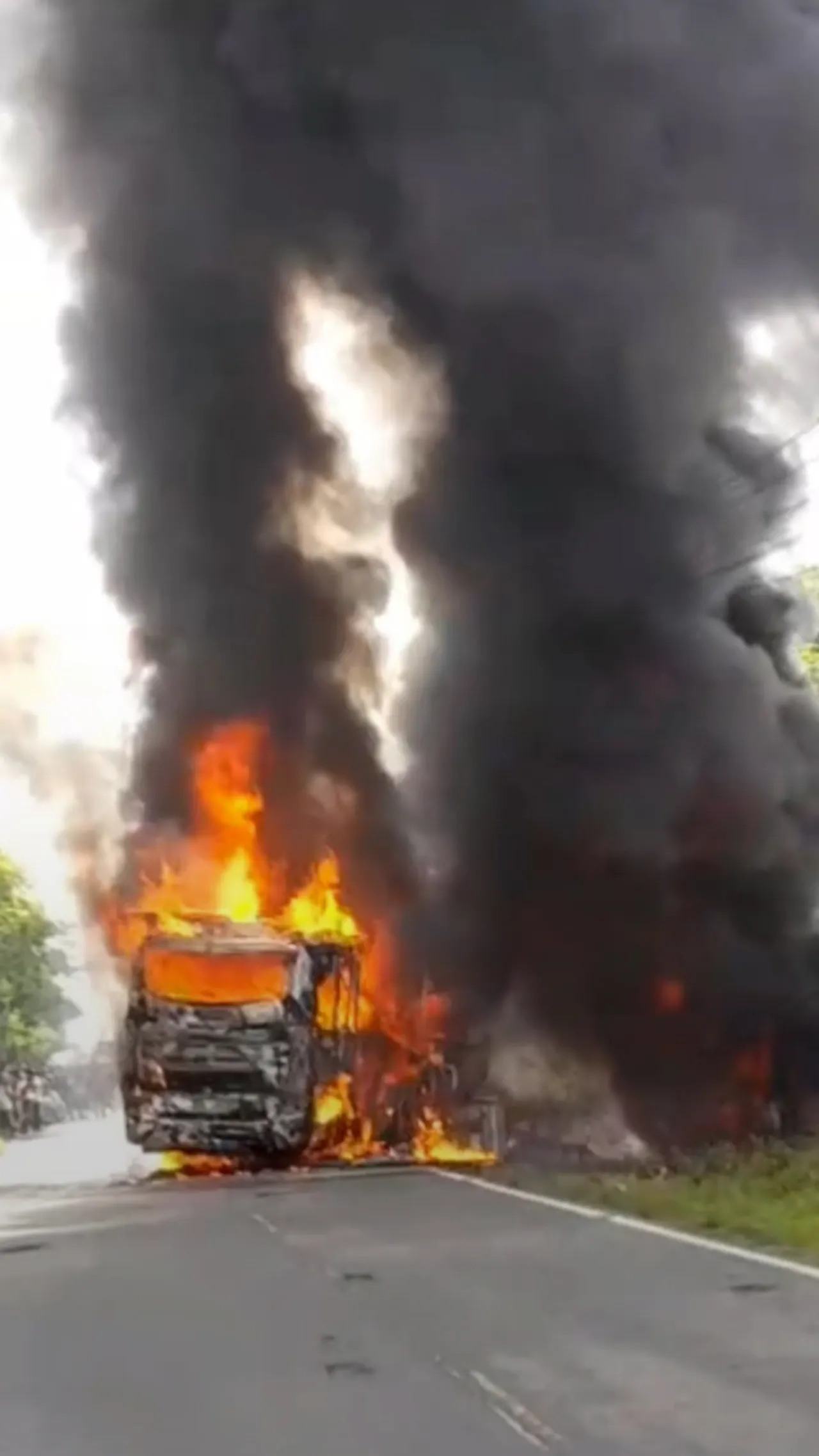 Bus dan truk tangki minyak bertabrakan di Sumatera Selatan menewaskan 16 orang
