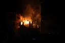 وسط حرائق ودمار.. إصابات جراء قصف إسرائيلي استهدف منزلاً غربي غزة