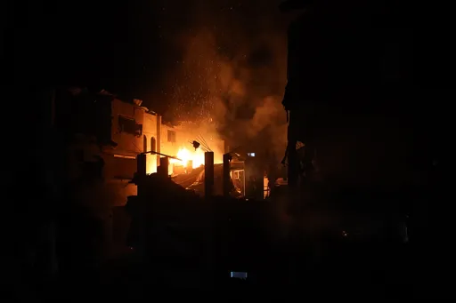 وسط حرائق ودمار.. إصابات جراء قصف إسرائيلي استهدف منزلاً غربي غزة