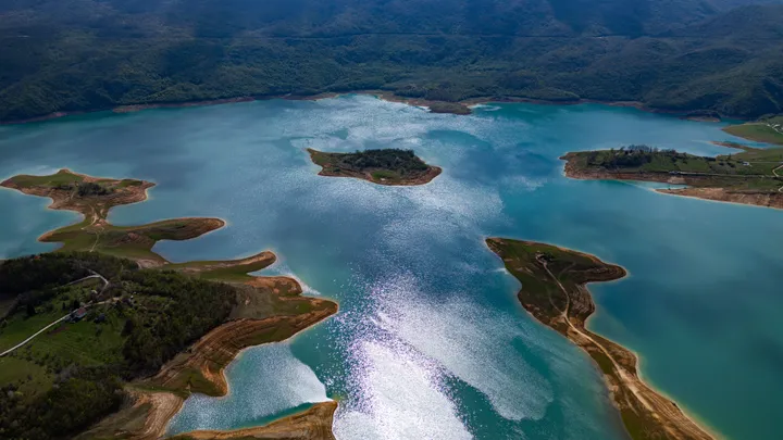 Ramsko jezero – spoj smaragdne vode, planina i netaknute prirode