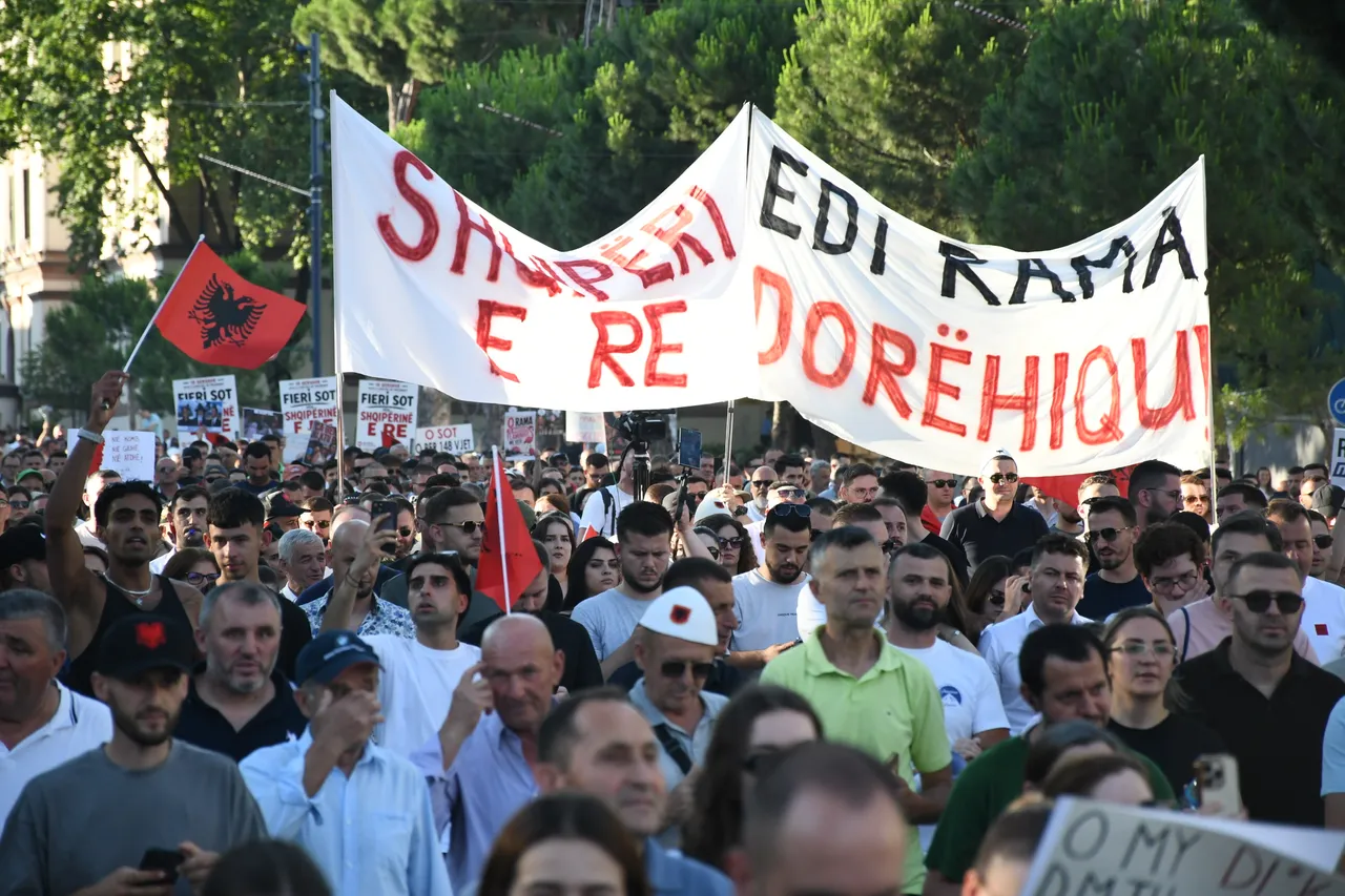 Protesta e 12-të qytetare në Tiranë për Zvërnecin