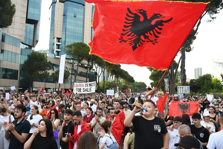 Vijon protesta për Zvërnecin në Shqipëri