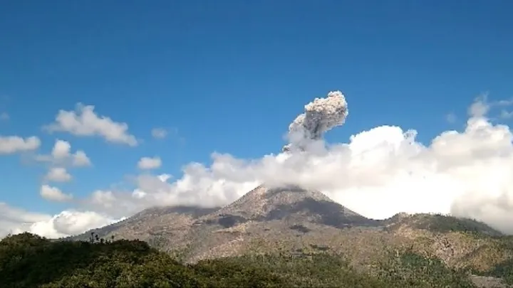 Tiga gunung api di Indonesia Timur erupsi, abu capai 500 meter
