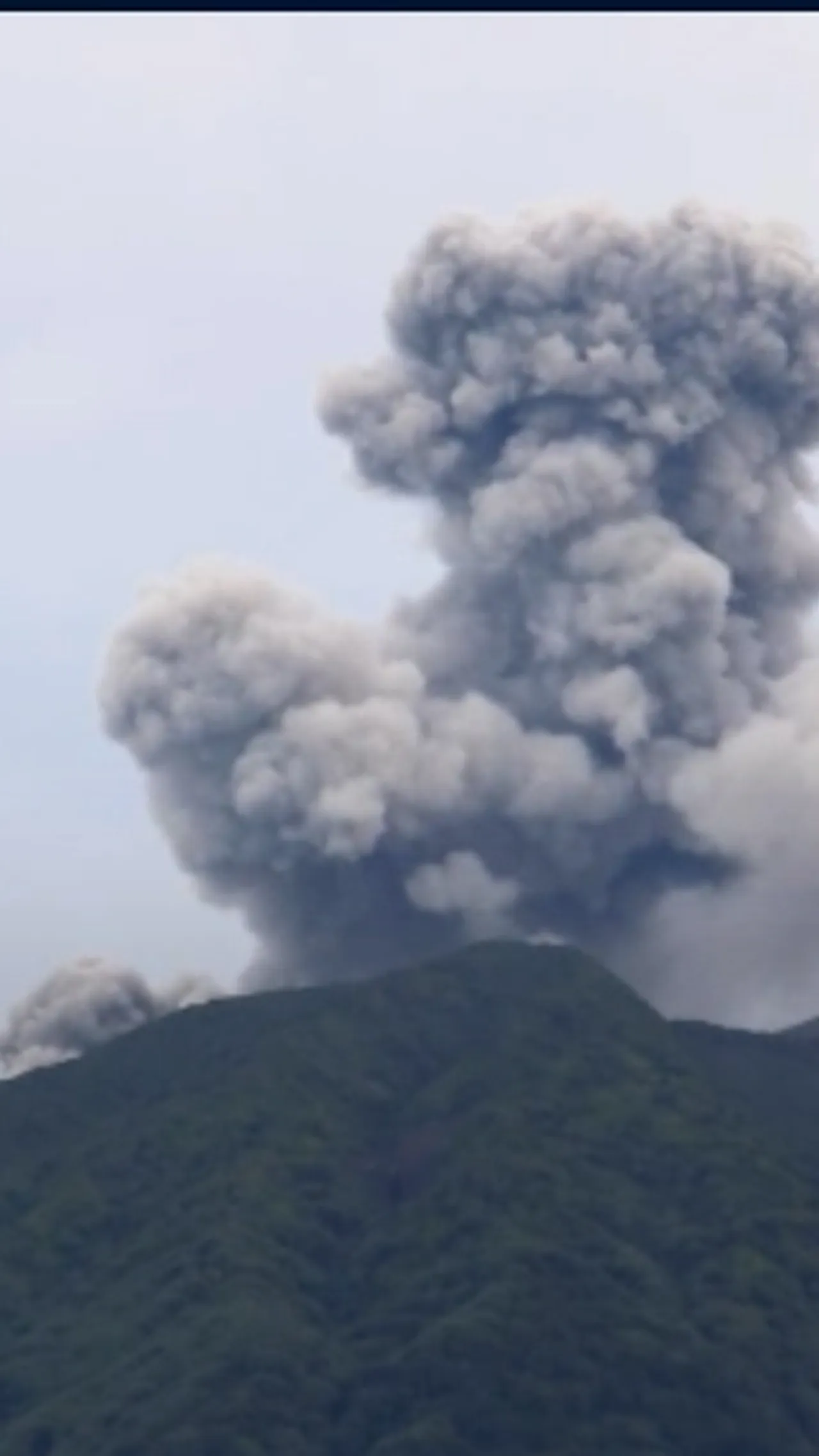 Gunung Marapi kembali erupsi, semburkan abu vulkanik setinggi 2 kilometer