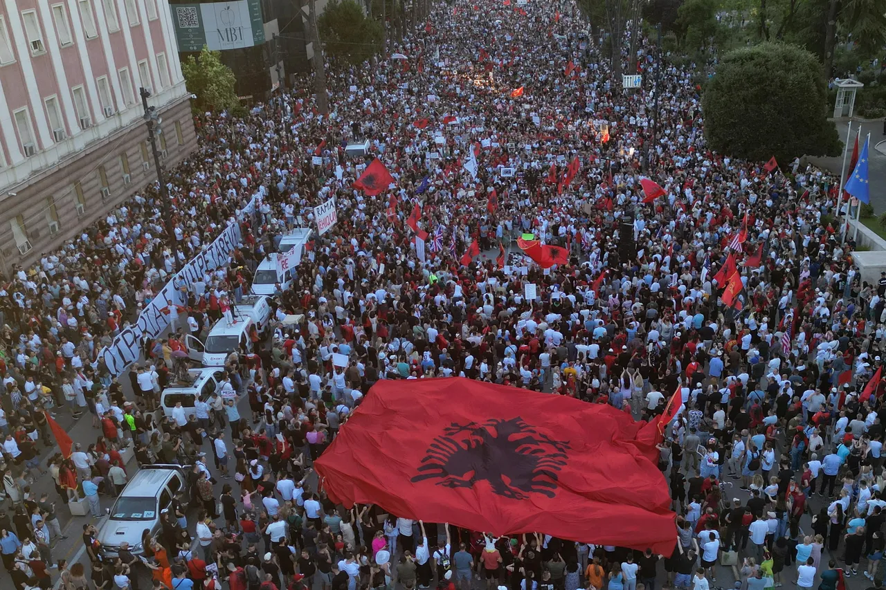 Protestuesit marshojnë për të 14-ën ditë rrugëve të Tiranës kundër projektit në Zvërnec