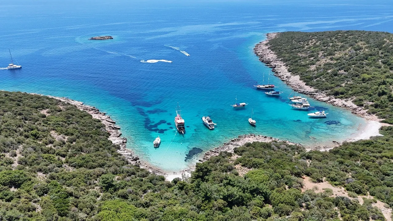 Bodrum masmavi çimərliyi və təbii gözəllikləri ilə turistləri cəlb edir
