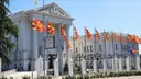 Опожарени возила со дипломатски статус близу бугарската амбасада во Скопје, Владата го осуди чинот