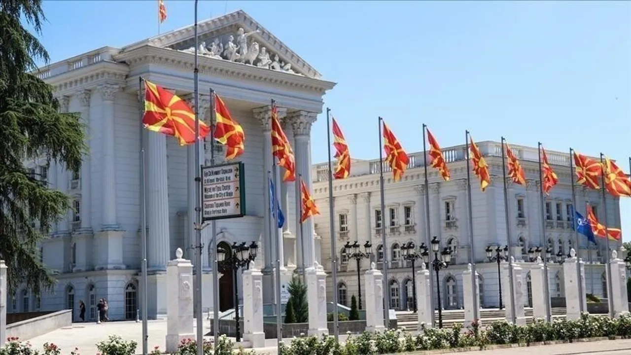 Опожарени возила со дипломатски статус близу бугарската амбасада во Скопје, Владата го осуди чинот