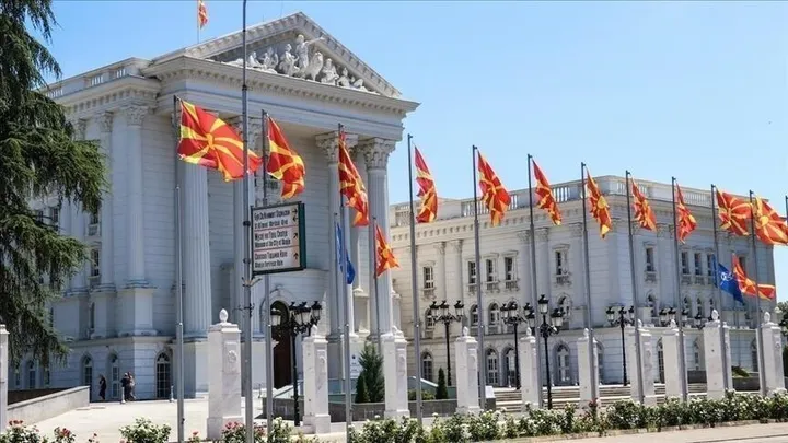 Опожарени возила со дипломатски статус близу бугарската амбасада во Скопје, Владата го осуди чинот