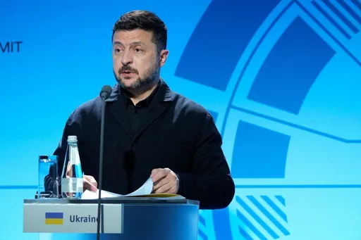 Russia strikes Kiev as Zelenskyy speaks to Trump for peace deal