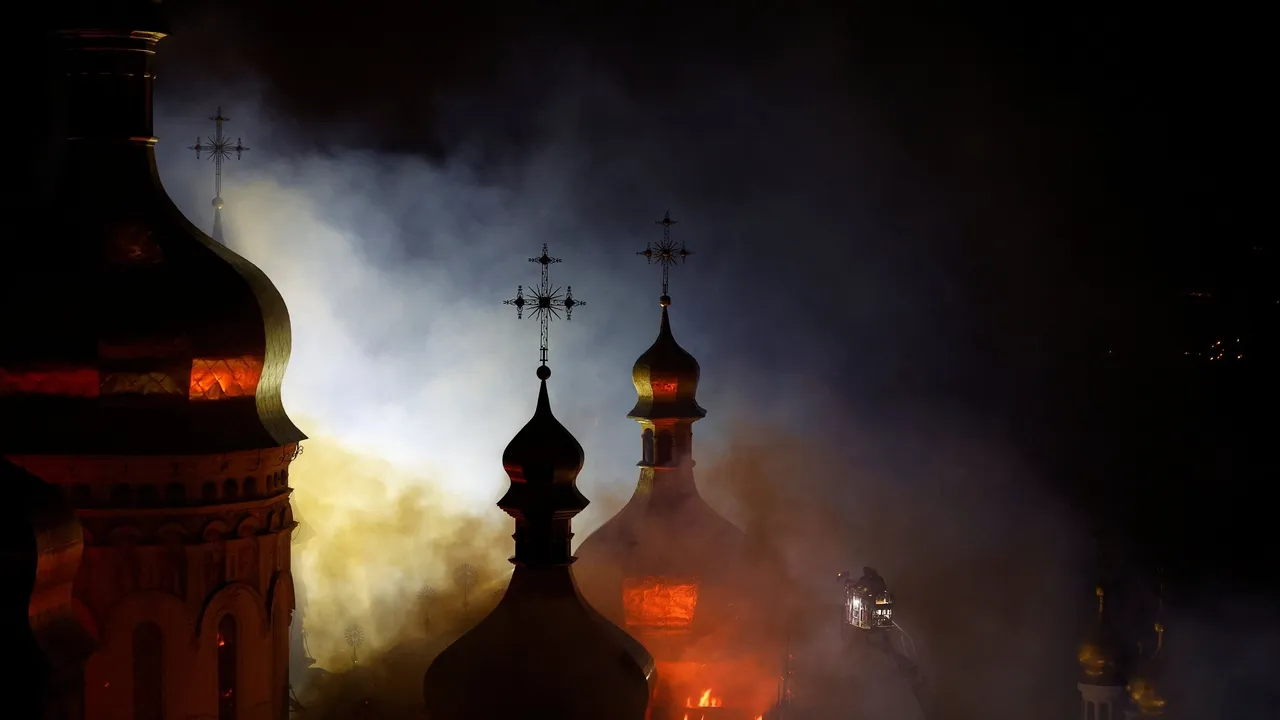 Киевтегі тарихи собор Ресей шабуылынан өртке оранды