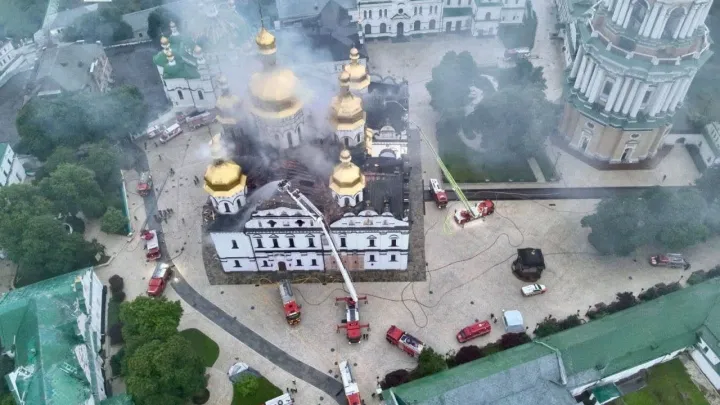 Российская атака вызвала пожар в Киево-Печерской лавре