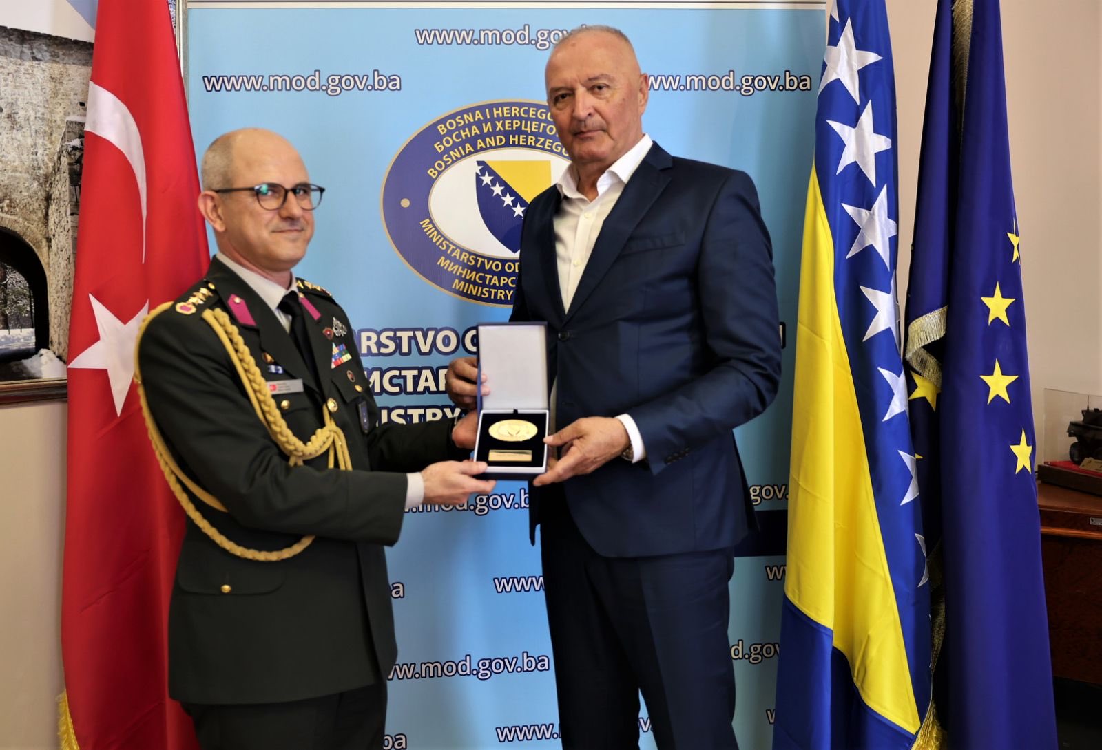 Ministar odbrane BiH uručio Zlatnu plaketu brigadiru Turkiye za doprinos jačanju odbrambene saradnje