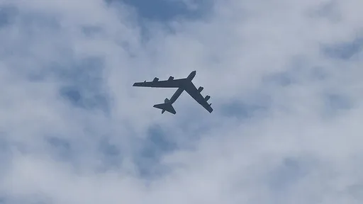 Osam osoba poginulo u padu bombardera B-52 u Kaliforniji
