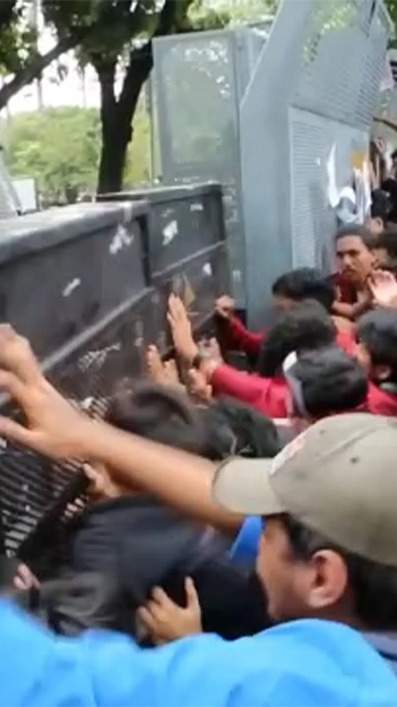 Aksi mahasiswa di kawasan Patung Kuda dan DPR RI desak perbaikan ekonomi