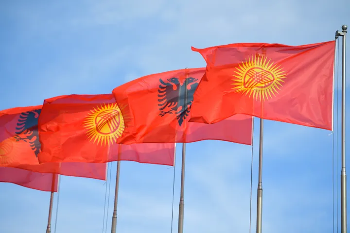 Presidenti i Shqipërisë nis "vizitën historike" në Kirgistan
