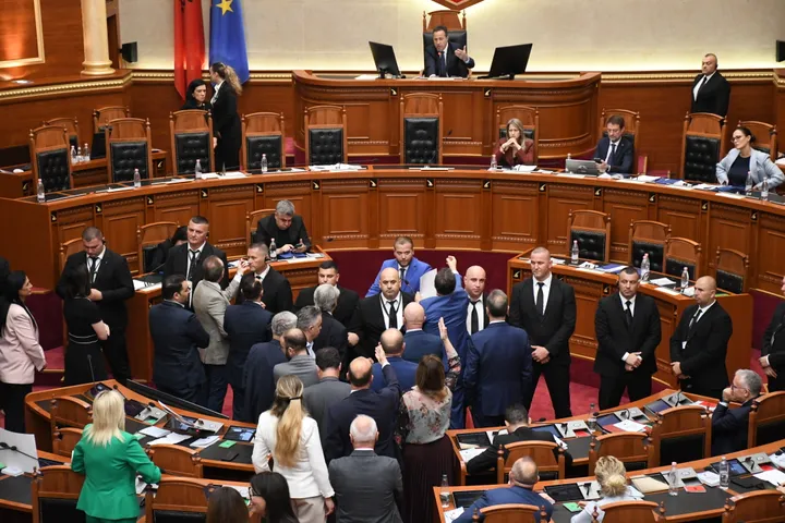 Prekinuta sjednica Skupštine Albanije, opozicioni poslanici blokirali govornicu