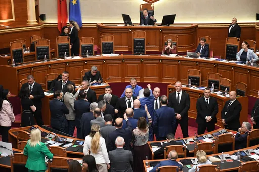 Prekinuta sjednica Skupštine Albanije, opozicioni poslanici blokirali govornicu