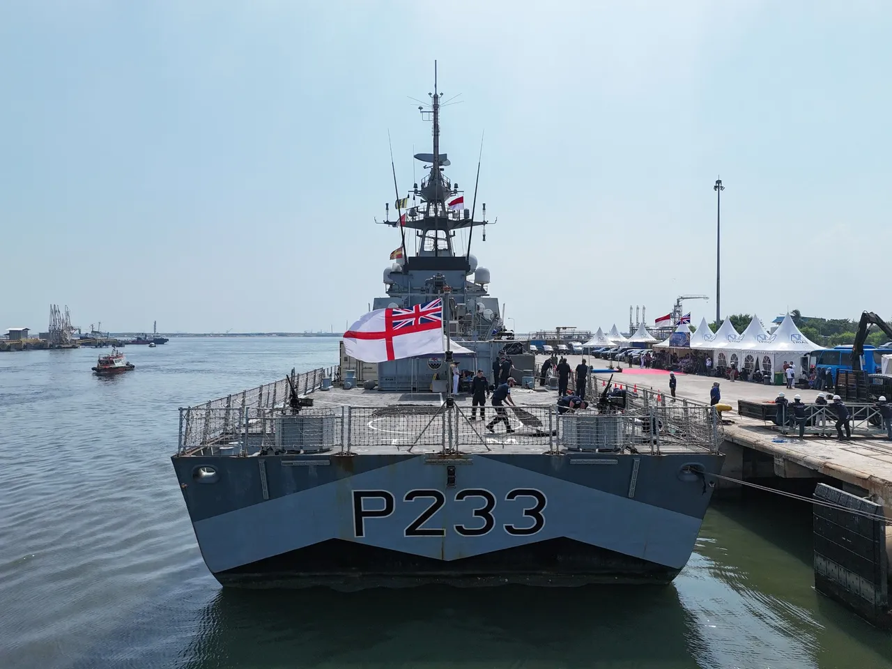 Kapal perang Angkatan Laut Inggris HMS Tamar merapat di Jakarta