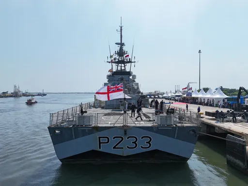 Kapal perang Angkatan Laut Inggris HMS Tamar merapat di Jakarta