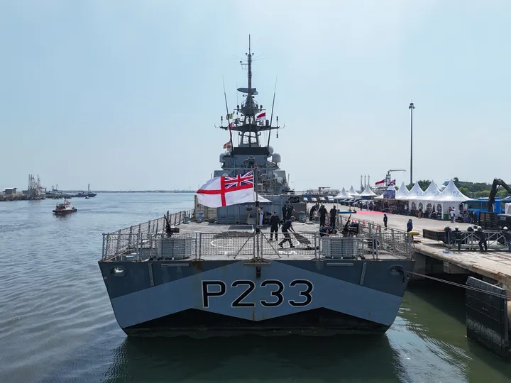 Kapal perang Angkatan Laut Inggris HMS Tamar merapat di Jakarta