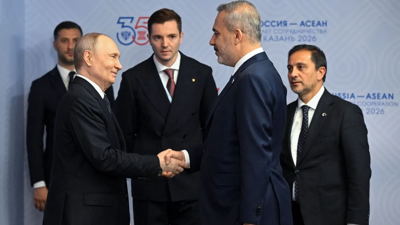 Ministro dos Negócios Estrangeiros da Türkiye, Hakan Fidan, reuniu-se com Vladimir Putin em Kazan
