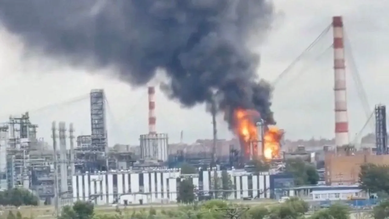 Украина погоди рафинерија за нафта во Москва во напад со дронови