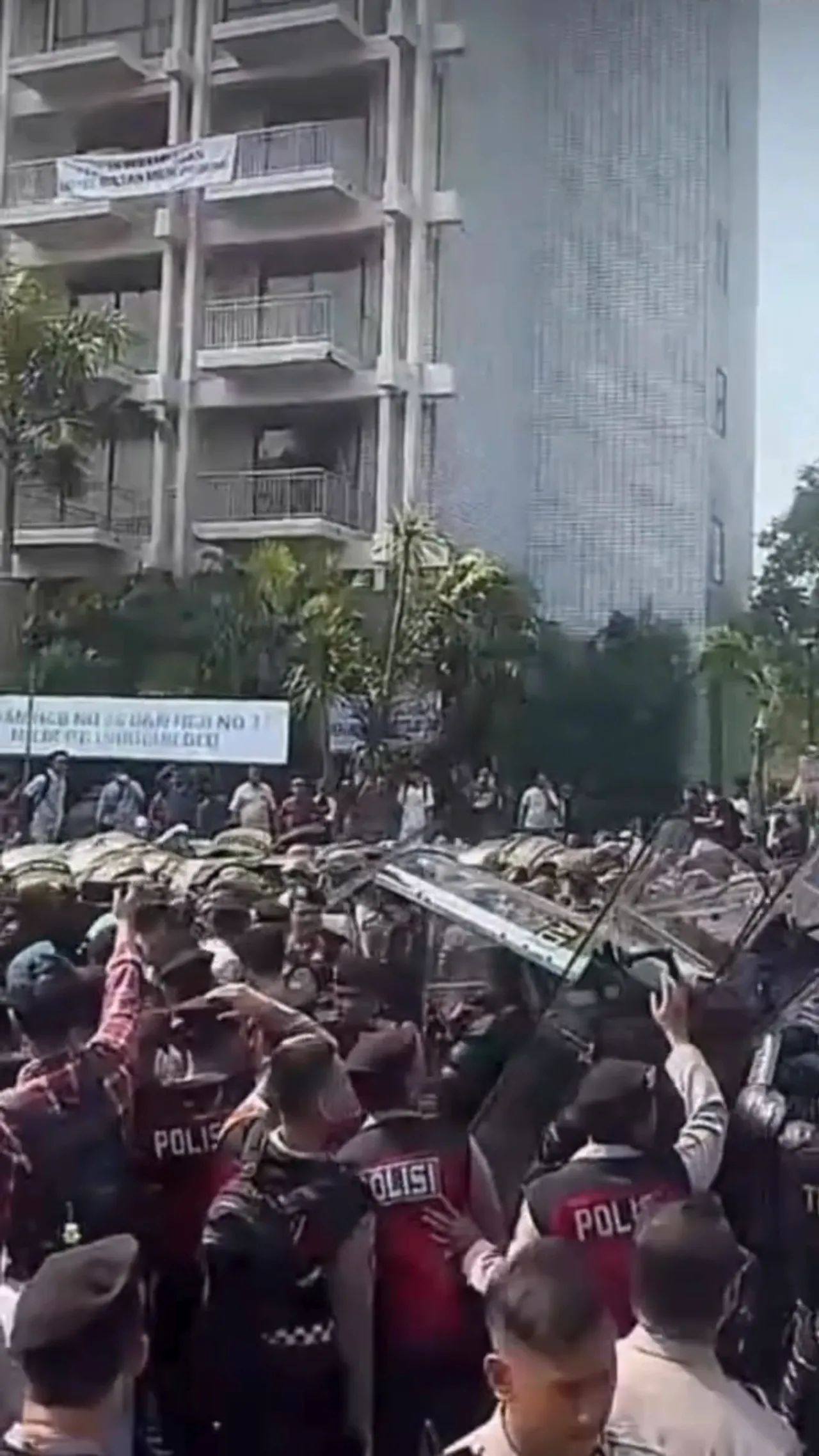 Eksekusi Hotel Sultan berujung ricuh, massa bentrok dengan aparat dan 69 orang diamankan