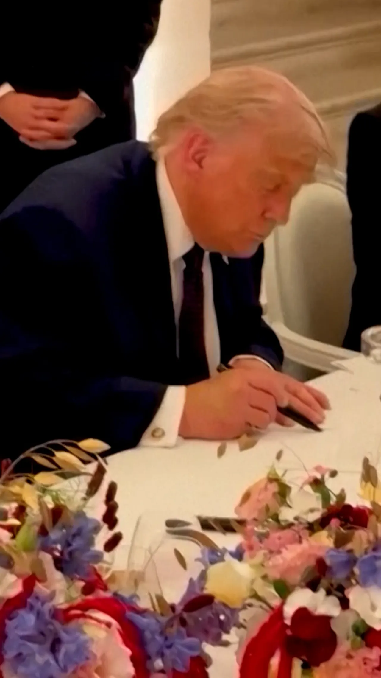 Trump menandatangani perjanjian yang mengakhiri konflik dengan Iran