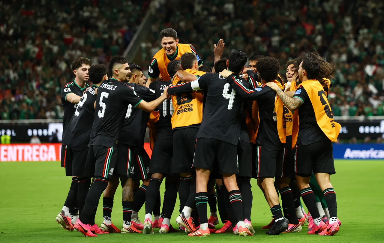 Mexico become first team to advance to World Cup knockout stage after beating South Korea 1-0