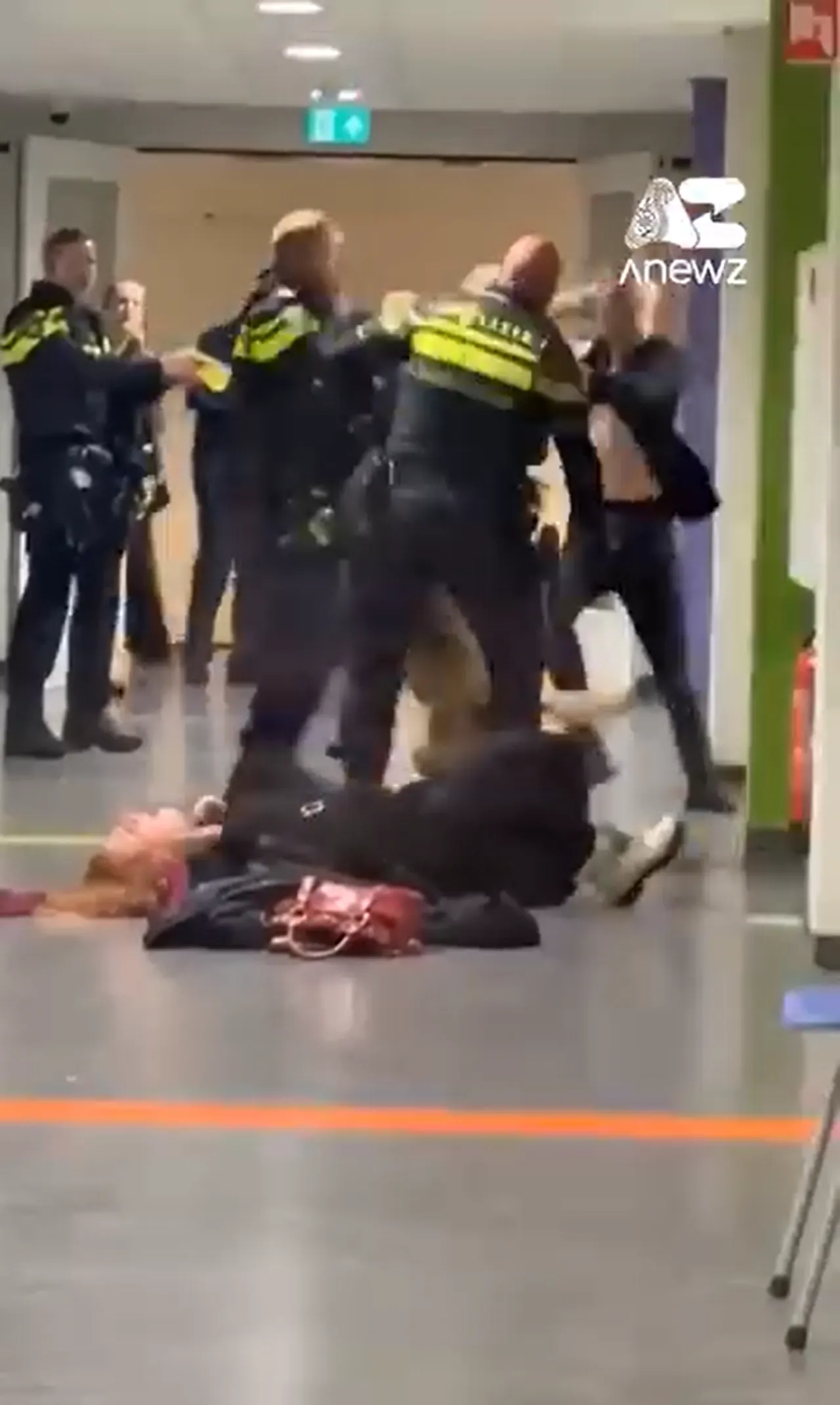 Groot onderzoek en internationale ophef na hardhandig politieoptreden tegen zwangere vrouw in azc