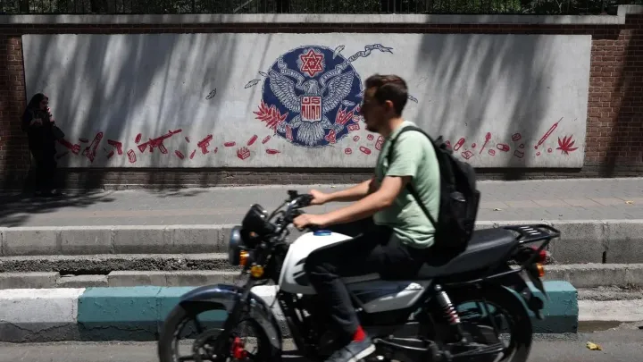 ایران هنوز متن نهایی توافق پیشنهادی آمریکا را بررسی میکند