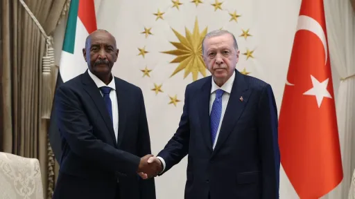 الرئيس أردوغان يستقبل البرهان ويؤكد مواصلة تركيا جهودها لوقف إراقة الدماء بالسودان