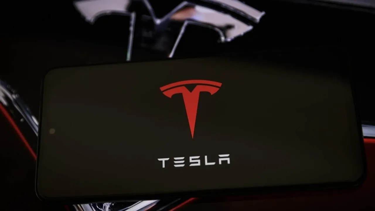 Žena poginula nakon što je vozilo Tesla u režimu samostalne vožnje udarilo u kuću u Teksasu