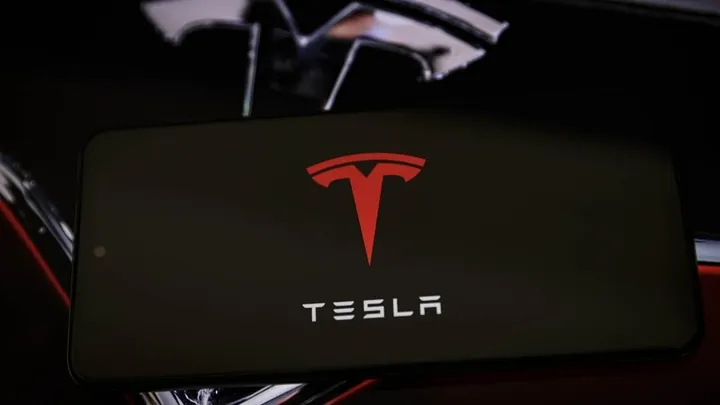 Žena poginula nakon što je vozilo Tesla u režimu samostalne vožnje udarilo u kuću u Teksasu