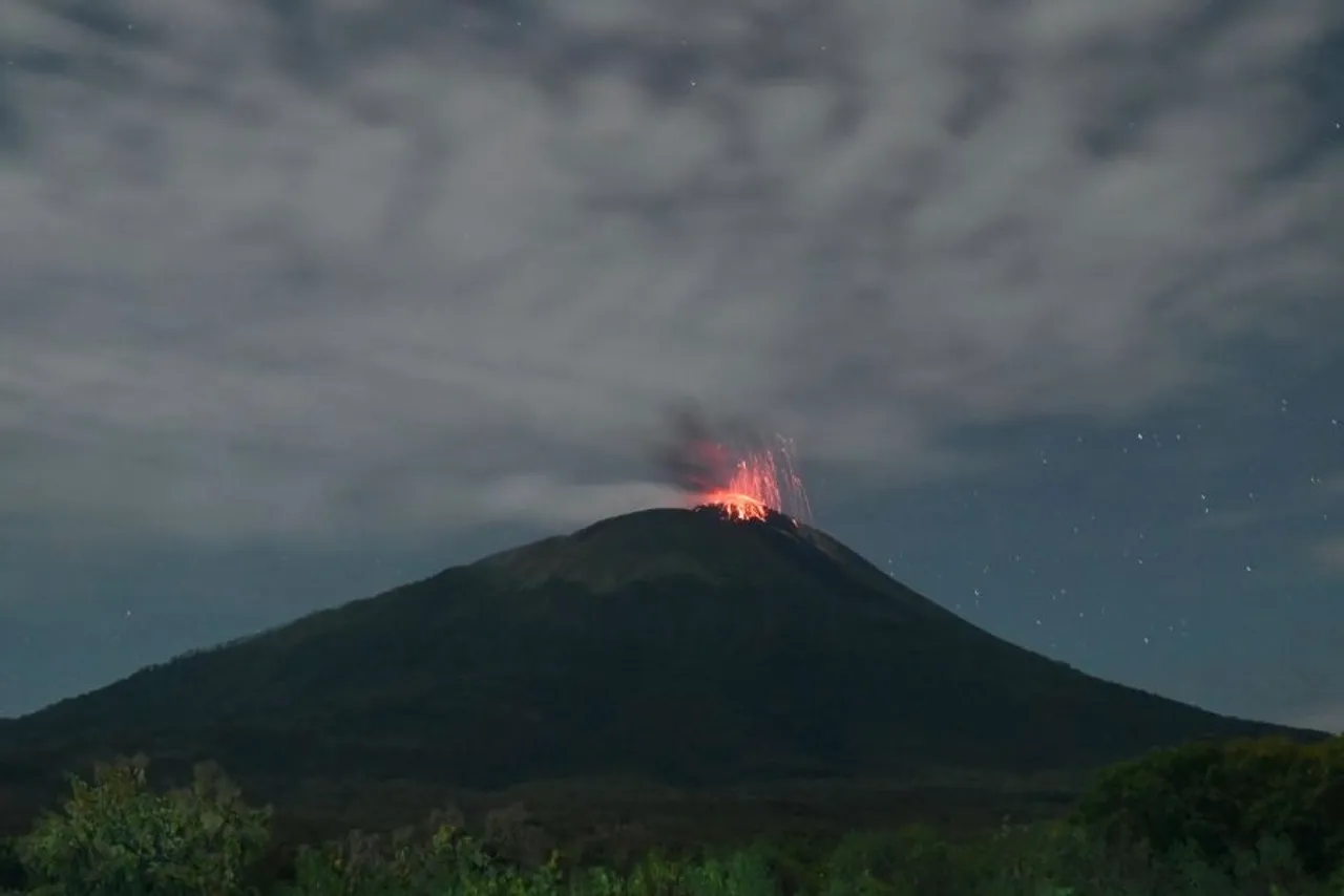 Gunung Ile Lewotolok erupsi, kolom abu mencapai 600 meter di atas puncak