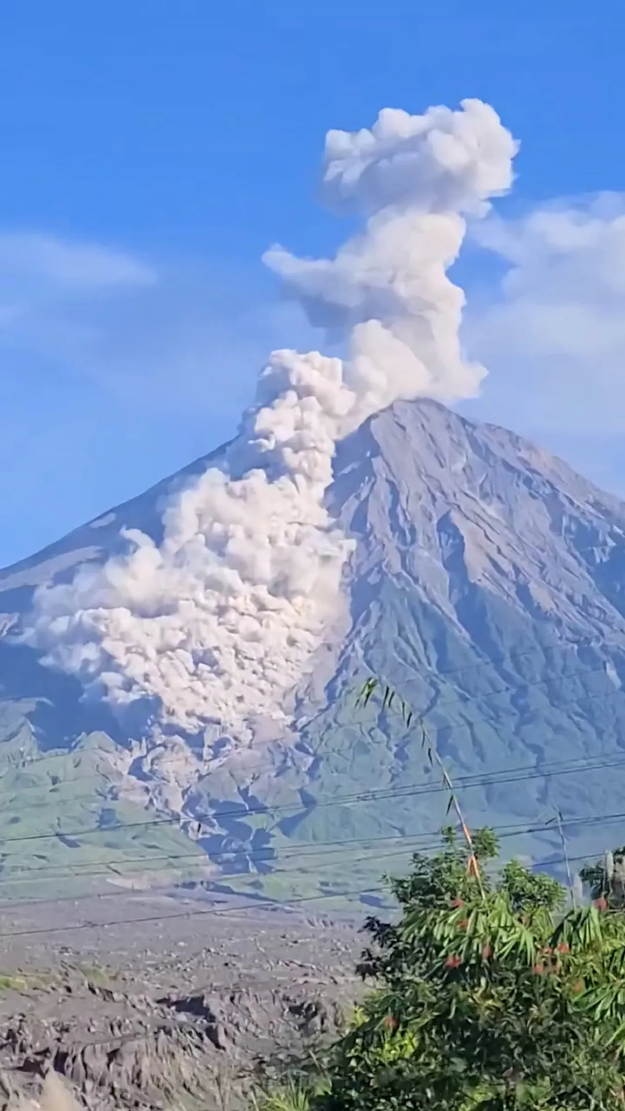 Gunung Semeru kembali erupsi, disertai guguran awan panas