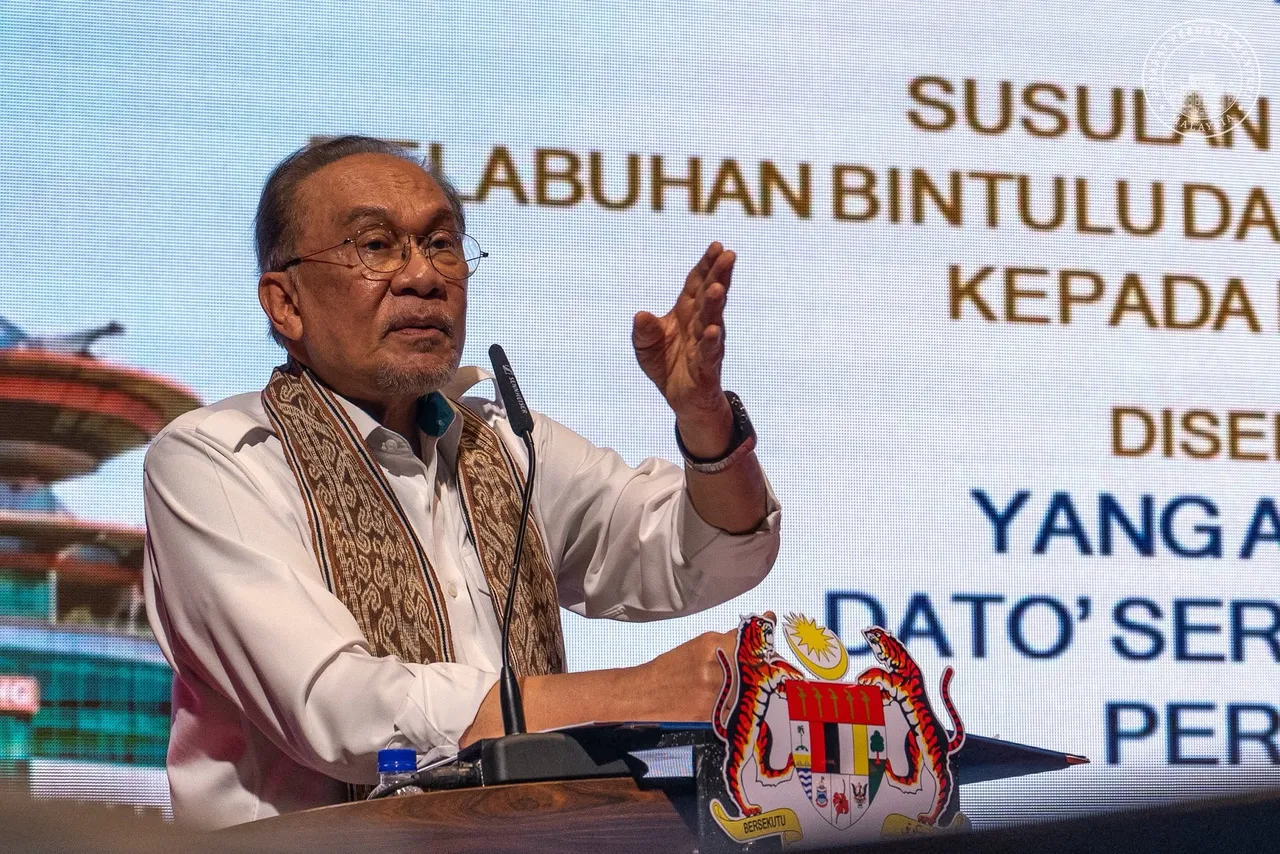 Anwar umum harga diesel bersubsidi diturunkan kepada RM2.10 seliter mulai Julai