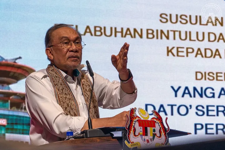 Anwar umum harga diesel bersubsidi diturunkan kepada RM2.10 seliter mulai Julai