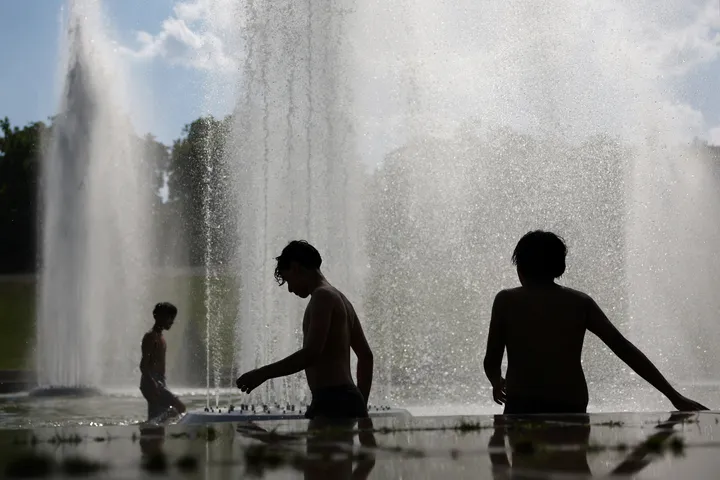 Número de mortes por afogamento relacionadas com a onda de calor em França sobe para 55
