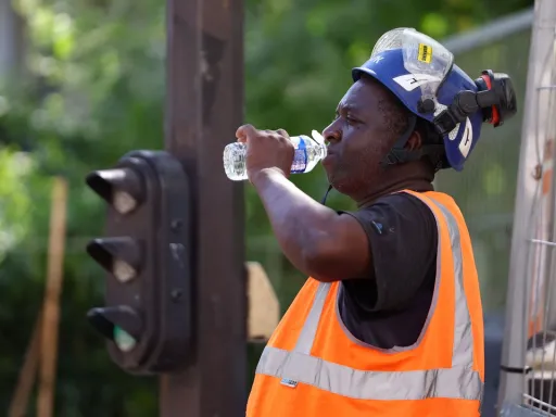 França enfrenta a noite mais quente em sete anos à medida que a onda de calor severa se intensifica
