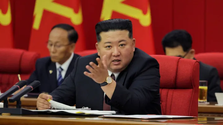 Kim afirma que a Coreia do Norte deve construir dois navios de guerra por ano nos próximos cinco ano