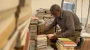 Антиквар од Газа со книгите извлечени од урнатините на својот дом повторно создаде своја библиотека
