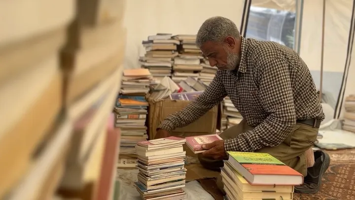 Антиквар од Газа со книгите извлечени од урнатините на својот дом повторно создаде своја библиотека
