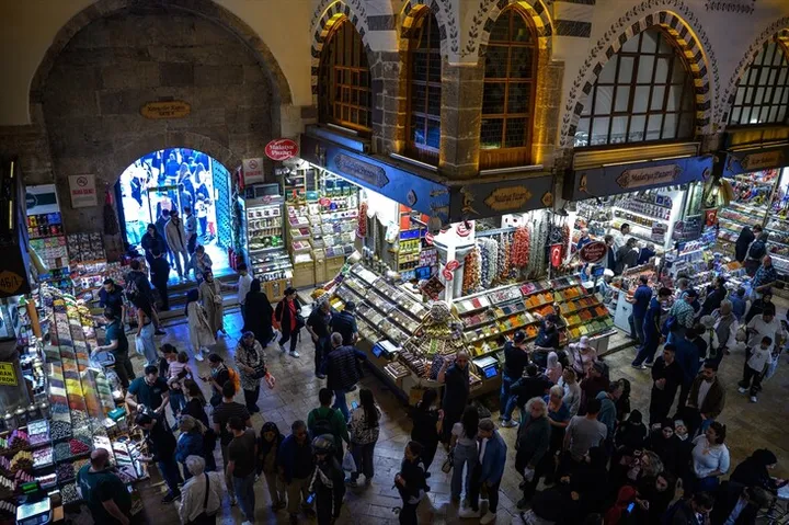 Четиривековниот пазар на зачини во Истанбул секој ден пречекува по 60.000 посетители
