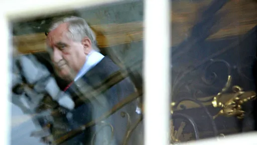 Polémique sur les privilèges des anciens responsables politiques après un accident de Raffarin