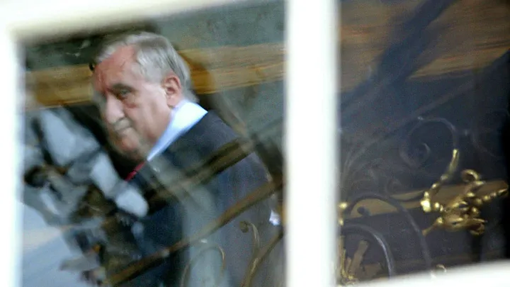 Polémique sur les privilèges des anciens responsables politiques après un accident de Raffarin