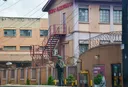 Vyombo vya habari vilivyofungwa na jeshi la Uganda vinasema mazungumzo yanaendelea ili kufungua tena