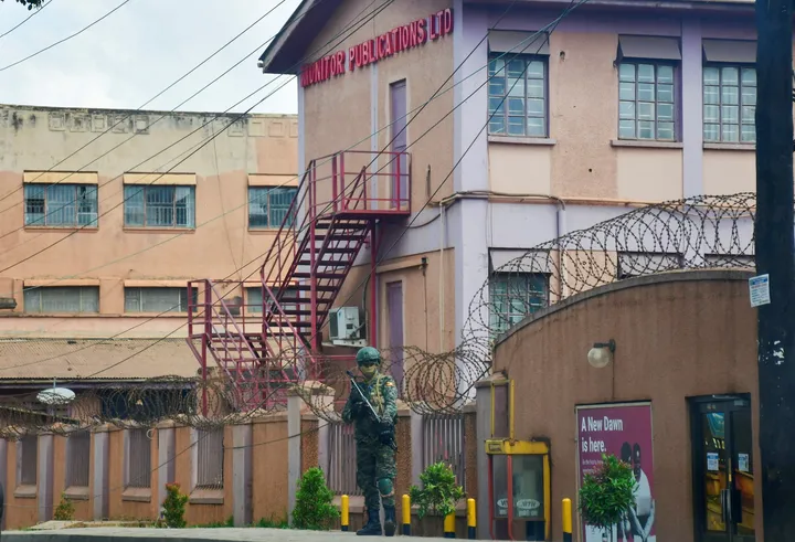 Vyombo vya habari vilivyofungwa na jeshi la Uganda vinasema mazungumzo yanaendelea ili kufungua tena